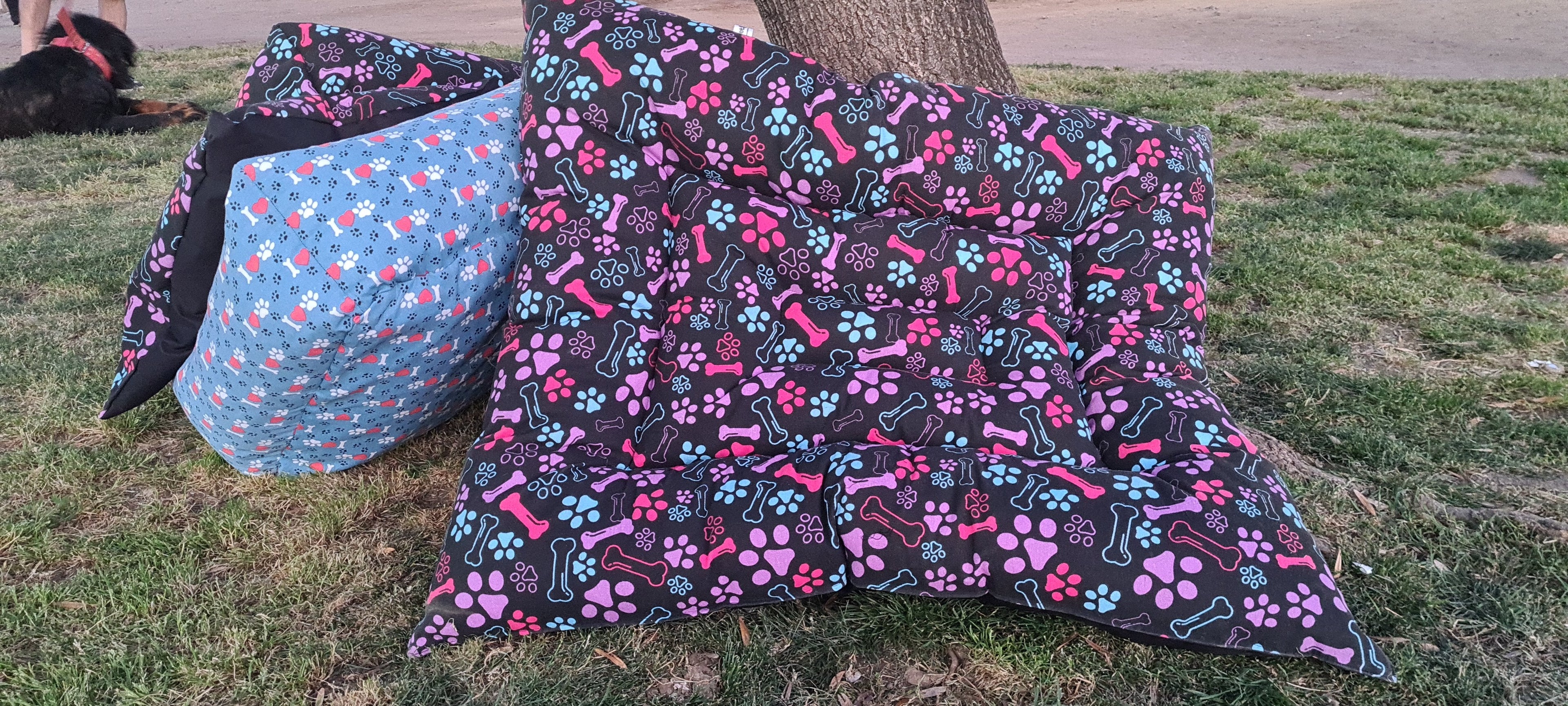 Cojín diseño patitas color rosa