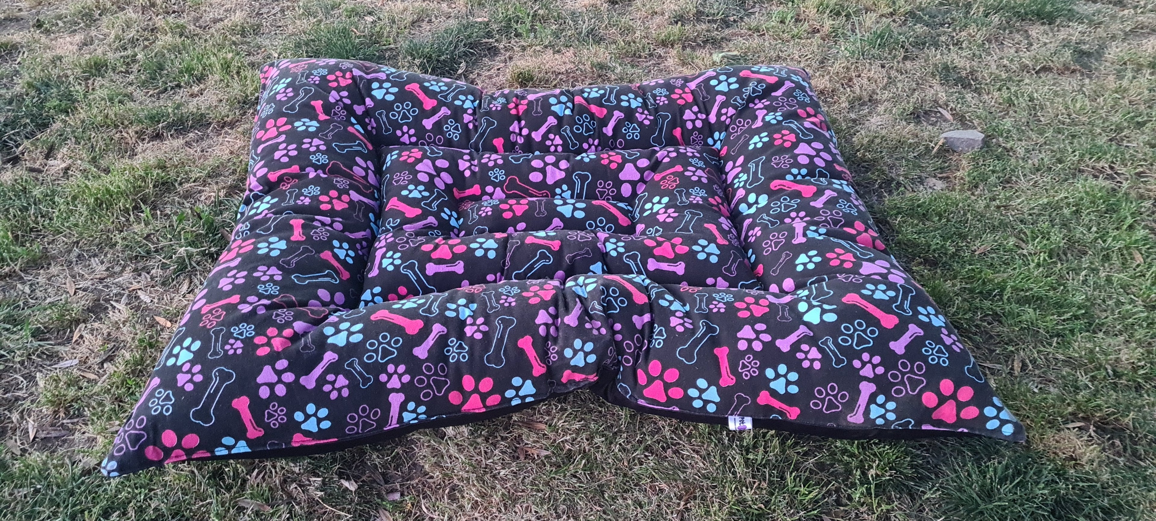 Cojín diseño patitas color rosa