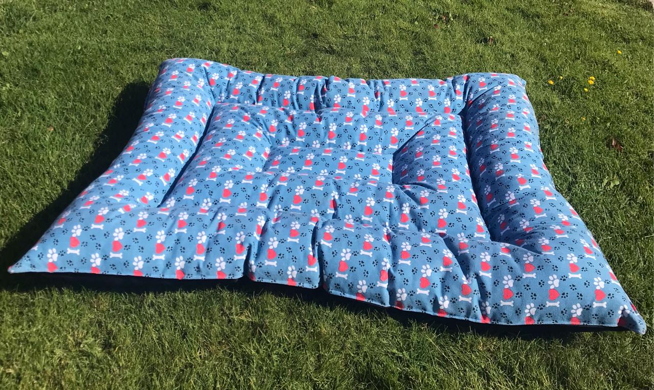 Cojín diseño patitas color azul