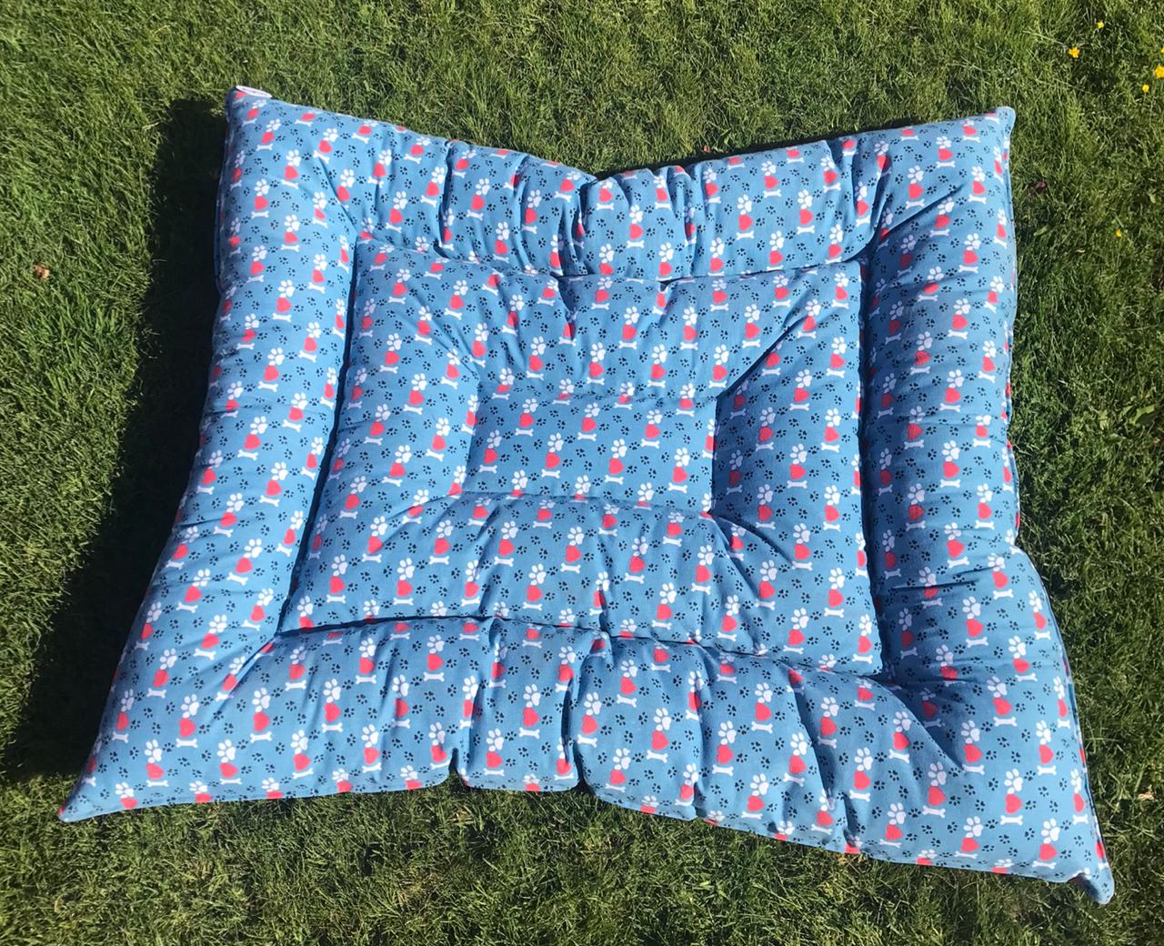 Cojín diseño patitas color azul