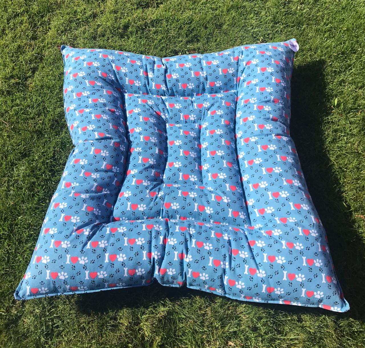 Cojín diseño patitas color azul