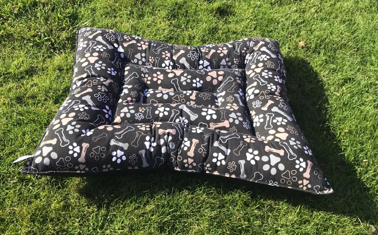 Cojín diseño patitas color café