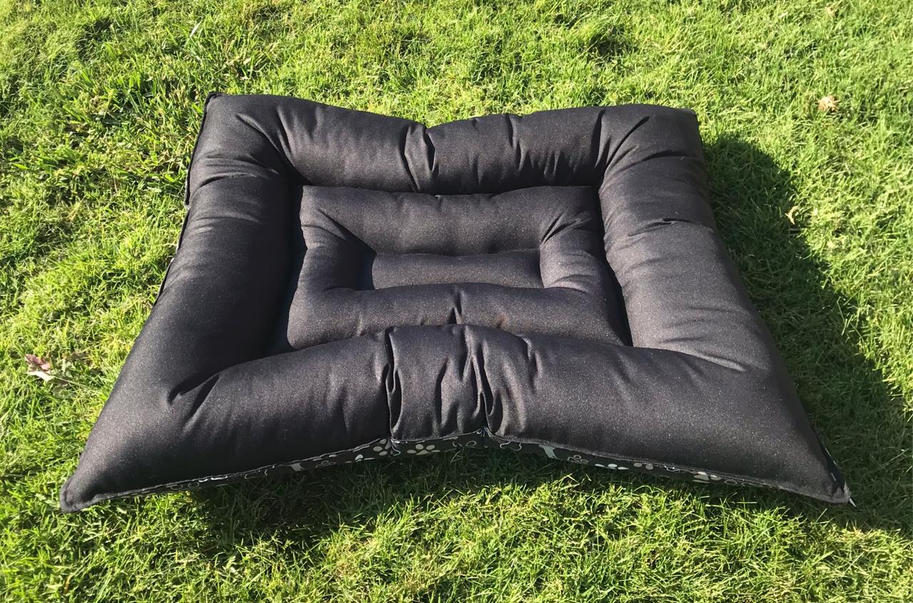 Cojín diseño patitas color café