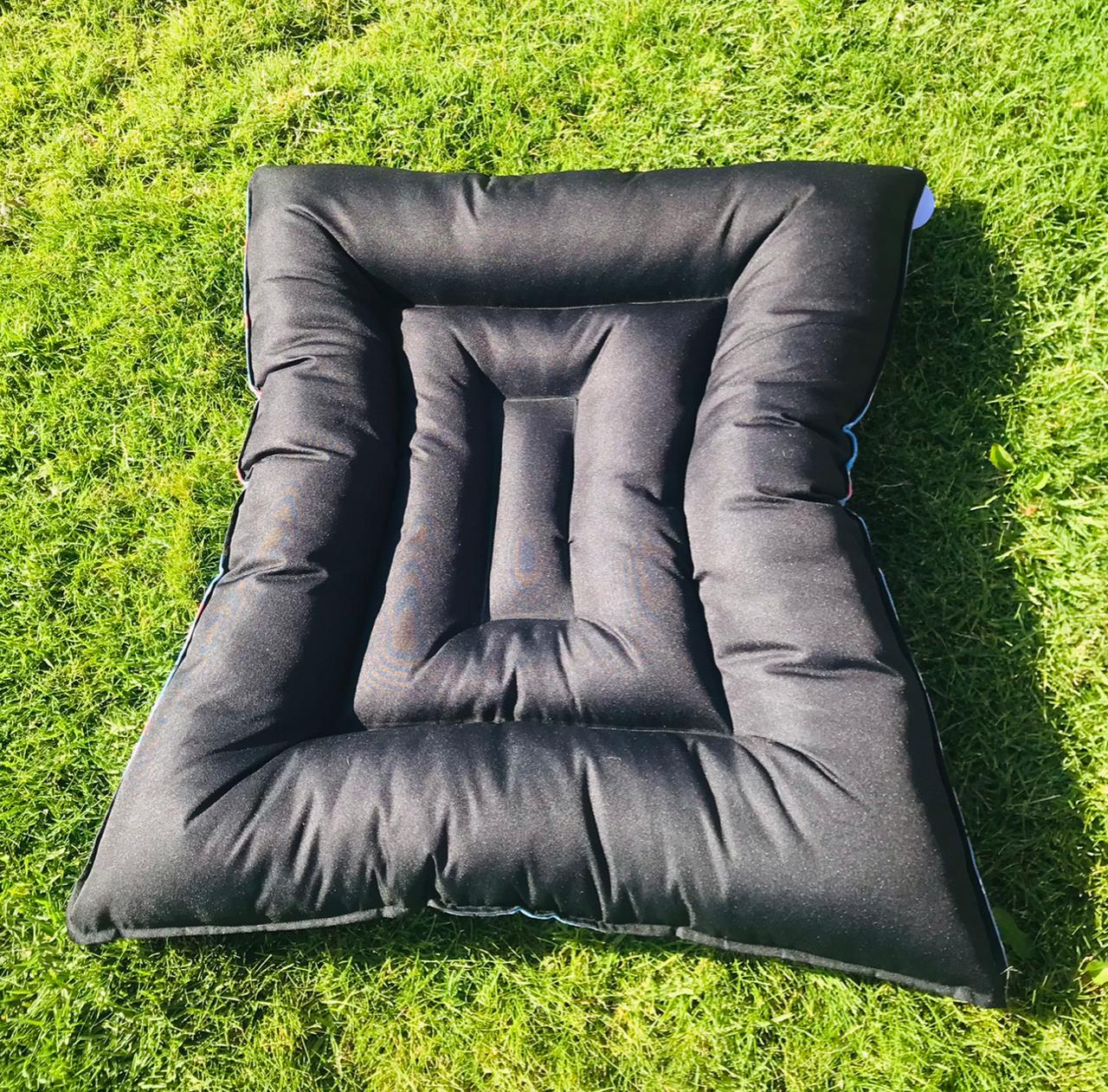 Cojín diseño patitas color café