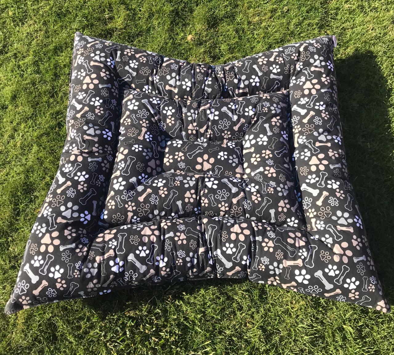 Cojín diseño patitas color café