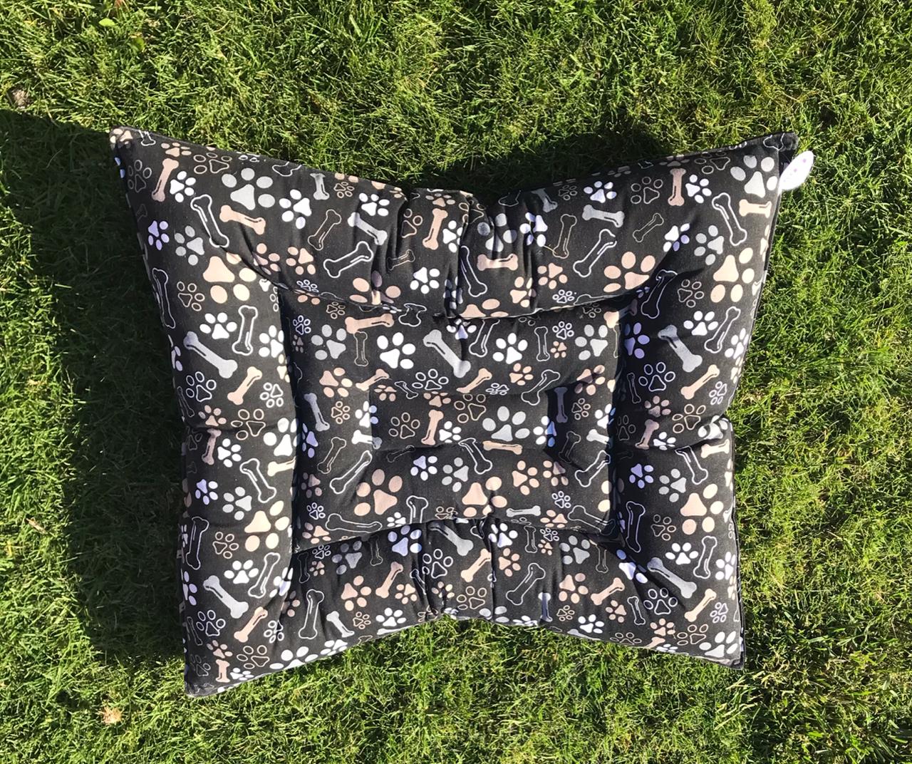 Cojín diseño patitas color café